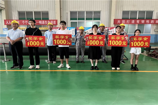濟南天盟熱噴塗公司是一家關注員工和學生福利企業，不僅致力於技術的傳承，更關注著學生的成長和發展。在公司董事長的關懷下，不僅提供了1000元的企業學生援助，還為學生們提供了溫暖的幫助和支持。  濟南天盟董事長薛雲領上台致辭，考上大學是人生關鍵轉折點，也是一個新的起點。集團公司非常關心職工子弟的健康成長，多年來一直用愛心助學的方式，幫助集團內員工的子女順利完成學業，為社會培育人才，為職工解決後顧之憂。在公司董事長的致辭中，他強調了企業的社會責任和對員工和學生的關愛。他表示，企業不僅要在技術和產業上不斷創新，更要關注員工和學生的成長。因此，公司決定設立了1000元的企業學生援助，幫助學生順利完成學業。這一舉措得到了員工和學生的一致好評，也展現了濟南天盟熱噴塗公司作為一家關愛型企業的形象。   愛心企業助學-濟南天盟.jpg  同時一位優秀的學生代表分享了自己的成長故事。他表示，在濟南天盟熱噴塗公司的關懷下，他得到了不僅是物質上的幫助，更是精神上的支持。他感謝公司為他提供的學習機會和成長平台，讓他能夠更好地發展自己的技能和能力。表示自己將努力學習，將來也會回報社會，傳承企業的關愛精神。  愛心企業助學-濟南天盟..jpg  濟南天盟熱噴塗公司作為一家關愛學生的企業，不僅在技術和產業上有著卓越的表現，更在關愛員工和學生方麵樹立了良好的榜樣。他們的舉措不僅體現了企業的社會責任，更展現了企業的人文關懷。通過這樣的舉措，濟南天盟熱噴塗公司為更多的企業樹立了良好的榜樣，也為學生提供了更多的成長機會。  在未來，希望更多的企業能夠關注員工和學生的成長，傳承企業的關愛精神，為社會的發展貢獻自己的力量。讓蜜桃视频网站WWW共同努力，讓關愛之心在企業和社會中傳遞，讓更多的學生能夠得到幫助和支持，共同創造美好的未來。   愛心企業助學-濟南天盟.jpg.jpg